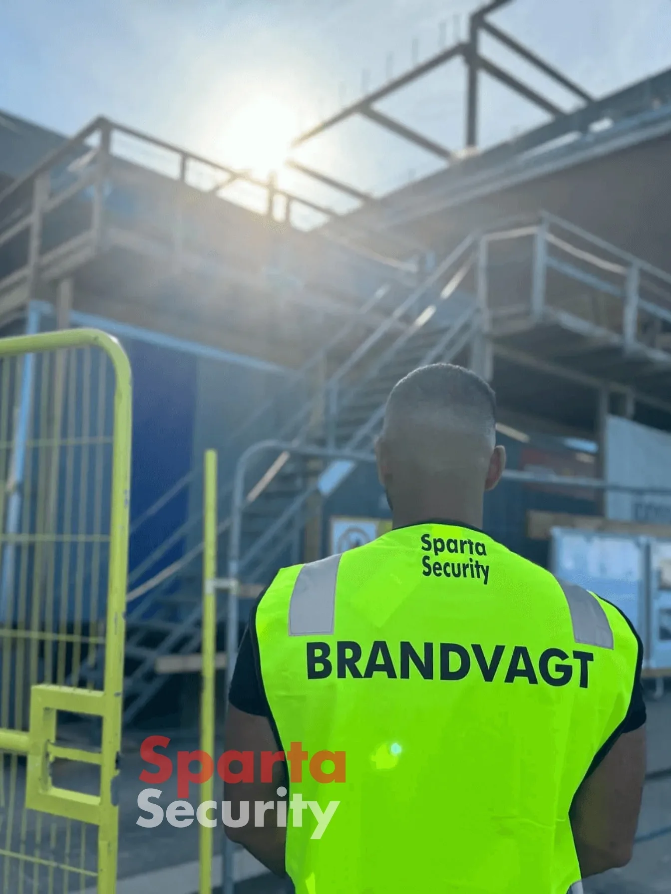 Brandvagt foran bygning