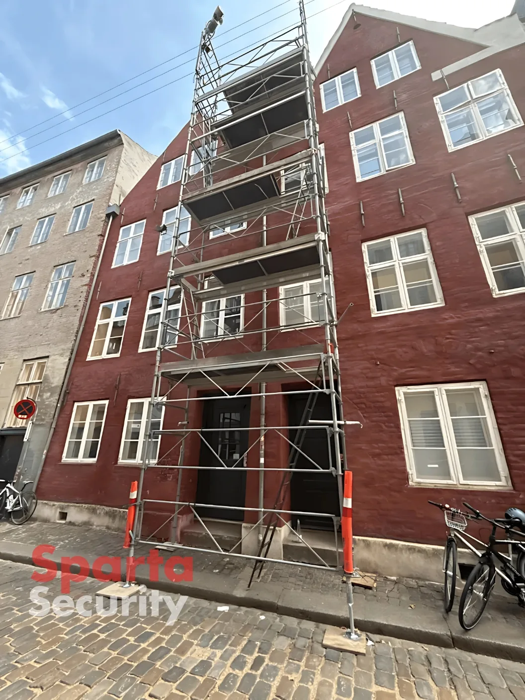 Brandvagt fra Sparta Security overvåger fredet bygning på Magstræde i indre København under renoveringsarbejde nede fra