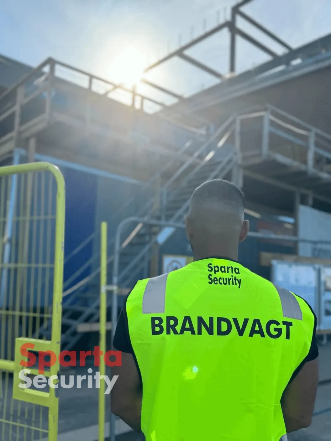 Brandvagt fra Sparta Security overvåger fredet bygning på Magstræde i indre København under renoveringsarbejde ude fra