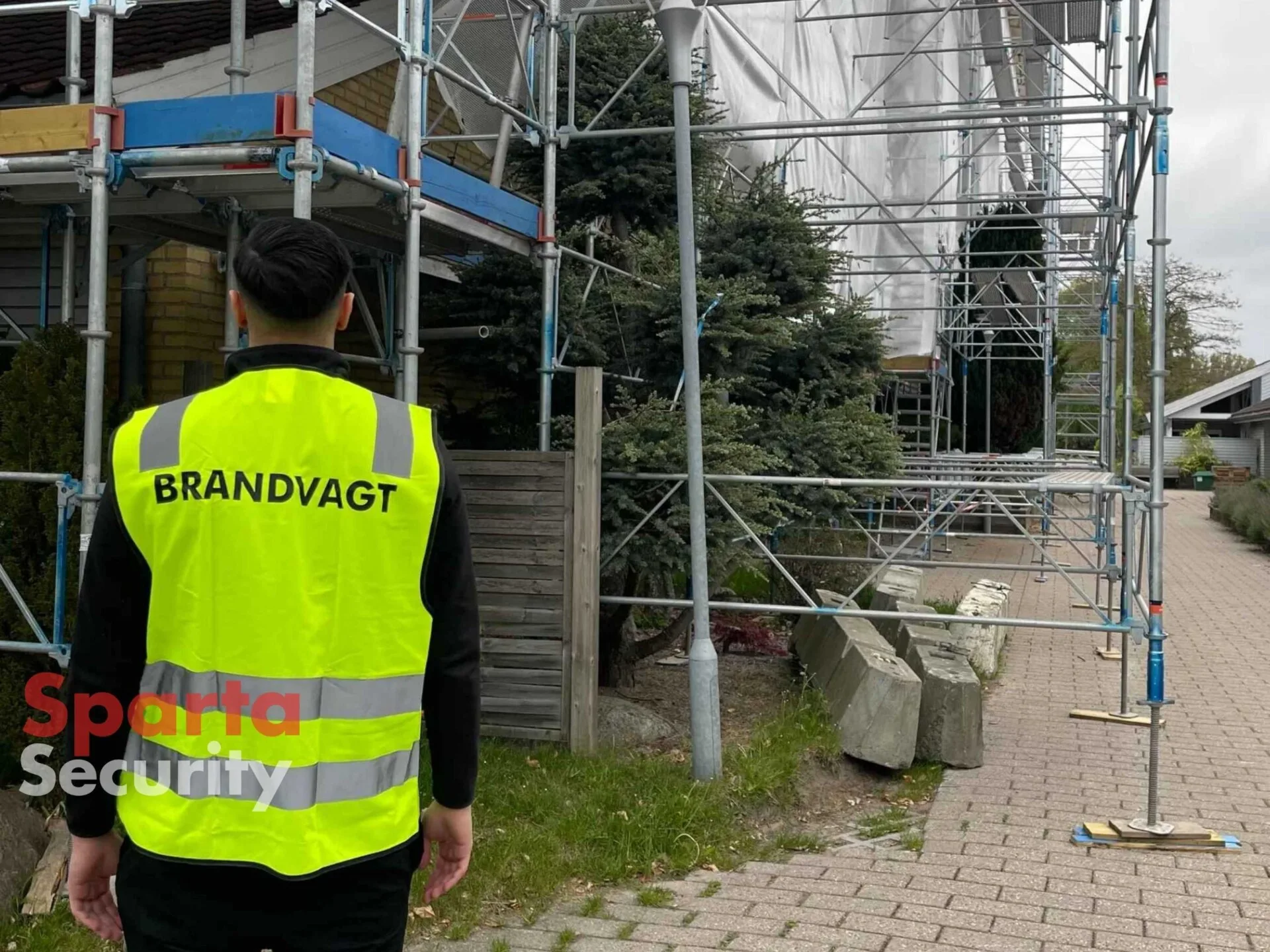 Brandvagt på vagt ved byggeplads i Nordsjælland under ombygning, hvor nødudgange midlertidigt var blokeret